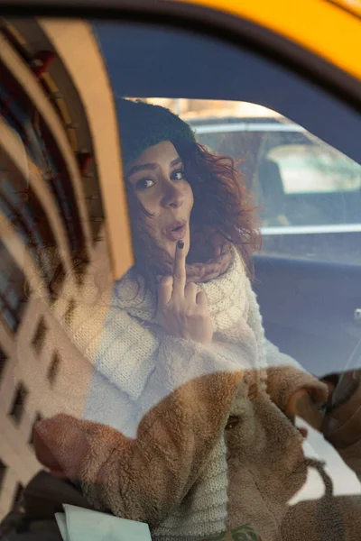 Junge Frau Auto Hinter Glas Fahrerin Porträt — Stockfoto