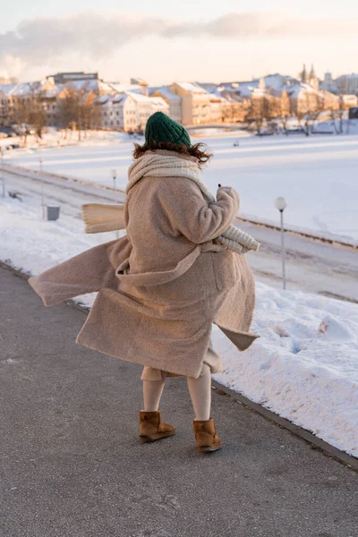 Mulher Nova Com Cabelo Encaracolado Escuro Chapéu Inverno Calorosamente Vestida — Fotografia de Stock