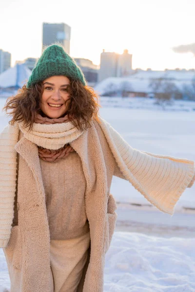 Ung Kvinna Med Mörkt Lockigt Hår Vinter Hatt Varmt Klädd — Stockfoto