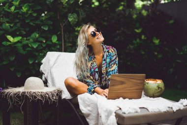 Tatilde çalışan serbest çalışan kız.