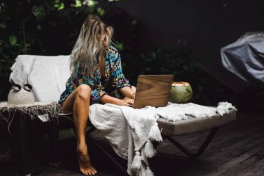 Tatilde çalışan serbest çalışan kız.