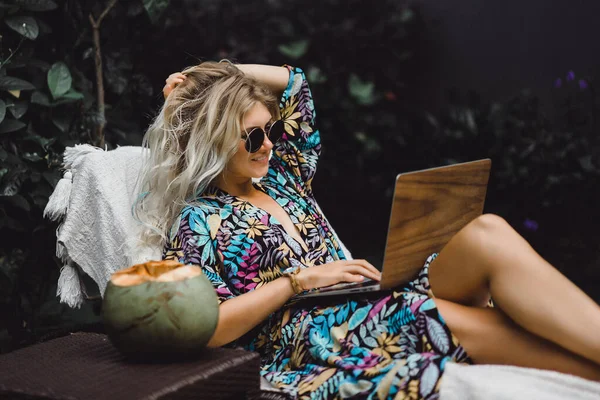 Freelancer Girl Working Vacation — Stock Photo, Image