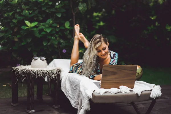 Menina Freelancer Trabalhando Férias — Fotografia de Stock