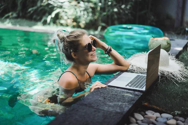 Freelancer Girl Working Vacation — Stock Photo, Image