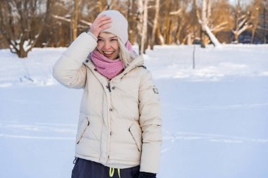 Orman gölünde buz pateni yapan genç bir kadın. Kış muhteşem anları..
