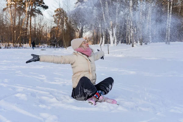 Junge Frau Schlittschuh Laufen Auf Einem Waldsee Winter Märchenhafte Momente — Stockfoto