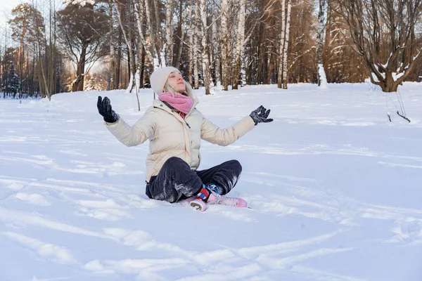 Junge Frau Schlittschuh Laufen Auf Einem Waldsee Winter Märchenhafte Momente — Stockfoto