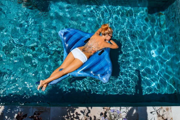 Mujer Joven Piscina Colchón Inflable — Foto de Stock