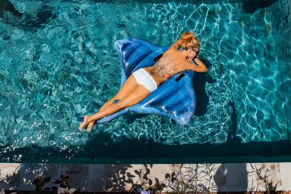 Mujer Joven Piscina Colchón Inflable — Foto de Stock