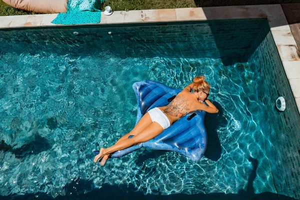 Mujer Joven Piscina Colchón Inflable — Foto de Stock