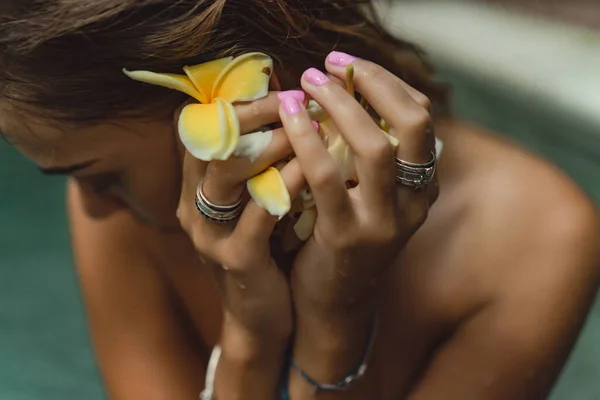 Ung Solbränd Kvinna Poolen Frangipani Blommor — Stockfoto