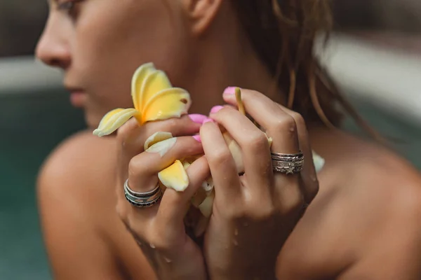 Jeune Femme Bronzée Dans Piscine Fleurs Frangipani — Photo