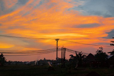 Bali adasında güzel, parlak gün batımı, renkli gökyüzü.