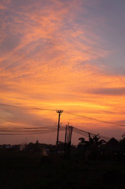 Bali adasında güzel, parlak gün batımı, renkli gökyüzü.