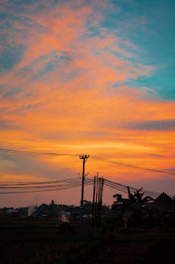 Bali adasında güzel, parlak gün batımı, renkli gökyüzü.