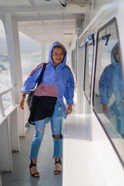 Açık denizdeki bir yatın güvertesinde genç bir kadın. seyahat