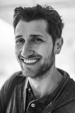 Yakışıklı adam portresi. Siyah beyaz yakın plan.