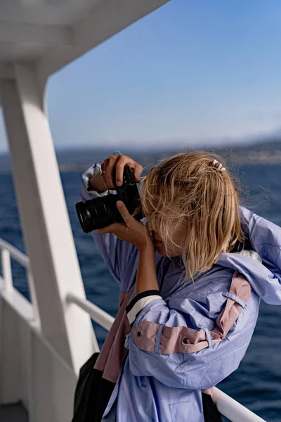Young Woman Professional Photographer Camera — Stockfoto