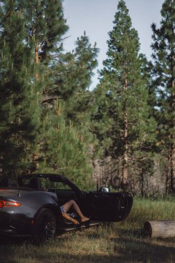 güzel bir genç kadın arabada