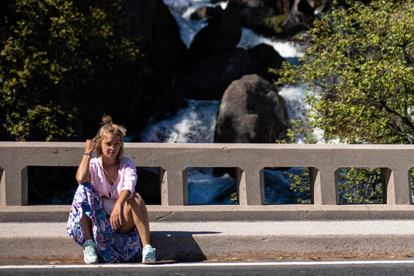 Ung Kvinna Valley Yosemite — Stockfoto