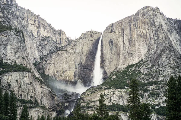 Widok Wodospad Doliny Yosemite Yosemite Spada — Zdjęcie stockowe