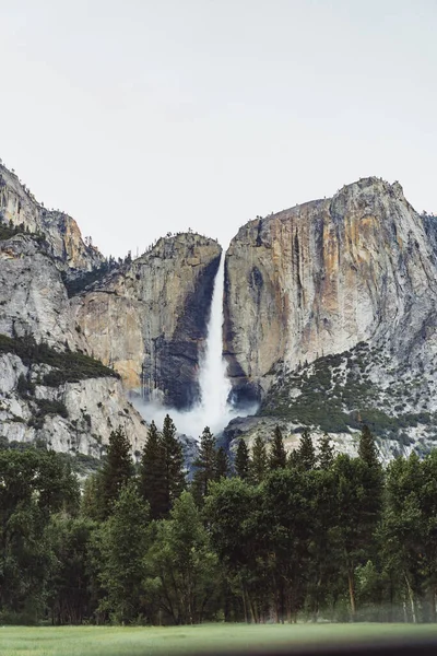 Widok Wodospad Doliny Yosemite Yosemite Spada — Zdjęcie stockowe