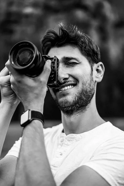 Fotógrafo Profesional Tomando Fotos Joven Con Una Cámara Hombre Toma —  Fotos de Stock