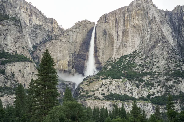 Yosemite Vadisi Ndeki Şelalenin Manzarası Yosemite Düşüyor — Stok fotoğraf