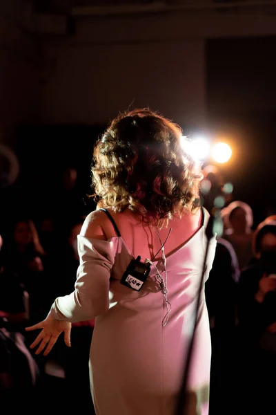 Young Beautiful Woman Singer Stage Singing Microphone — Fotografia de Stock