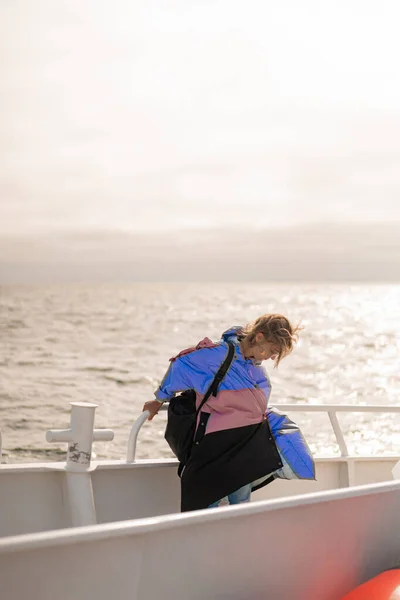 Jeune Femme Sur Pont Yacht Haute Mer Voyage — Photo