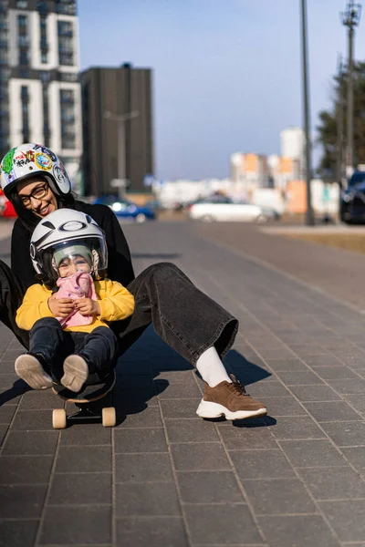 Anne Çocuk Kasklı Kaykayın Üstünde — Stok fotoğraf