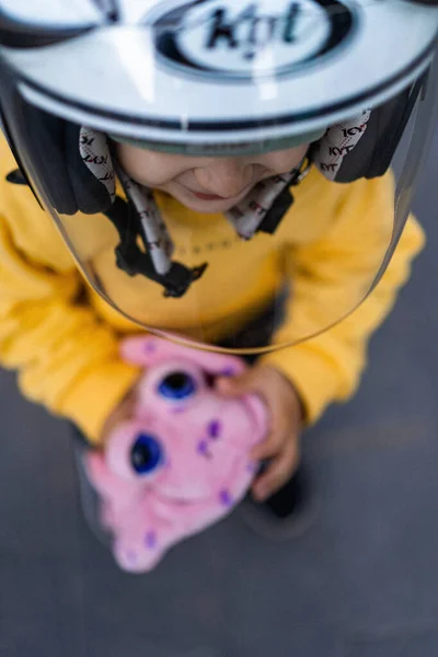 Motosiklet Kasklı Çocuk — Stok fotoğraf