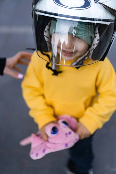 Motosiklet Kasklı Çocuk — Stok fotoğraf