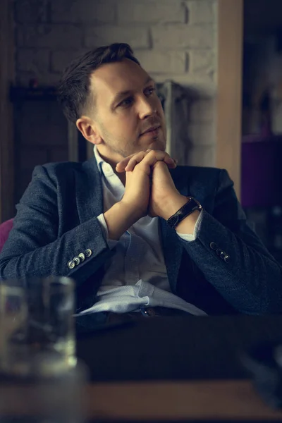 Junger Mann Anzug Sitzt Einem Stadtcafé — Stockfoto
