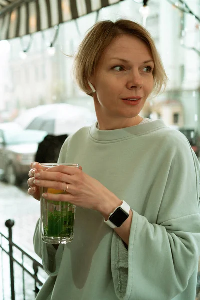 Ung Kvinna Regnet Öppen Terrass Dricker Ett Stort Glas — Stockfoto