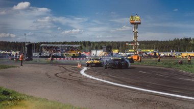 Yaz gezintisi, kayan arabalar, duman, sürüklenen yarışmalar. Minsk