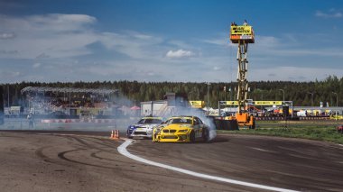 Yaz gezintisi, kayan arabalar, duman, sürüklenen yarışmalar. Minsk