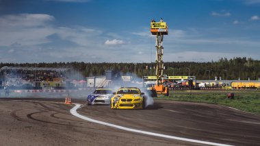 Yaz gezintisi, kayan arabalar, duman, sürüklenen yarışmalar. Minsk