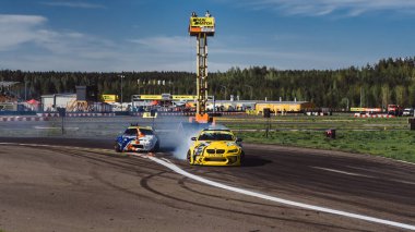 Yaz gezintisi, kayan arabalar, duman, sürüklenen yarışmalar. Minsk