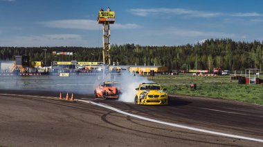 Yaz gezintisi, kayan arabalar, duman, sürüklenen yarışmalar. Minsk