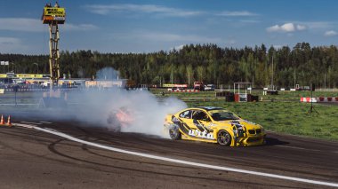 Yaz gezintisi, kayan arabalar, duman, sürüklenen yarışmalar. Minsk