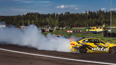 Yaz gezintisi, kayan arabalar, duman, sürüklenen yarışmalar. Minsk