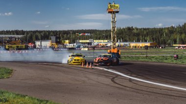 Yaz gezintisi, kayan arabalar, duman, sürüklenen yarışmalar. Minsk