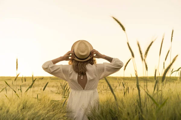 Joven Hermosa Mujer Con Pelo Largo Rubio Vestido Blanco Sombrero — Foto de Stock