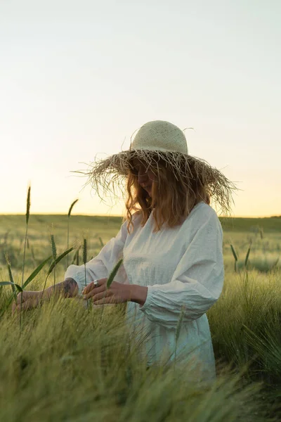 Jonge Mooie Vrouw Met Blond Lang Haar Een Witte Jurk — Stockfoto