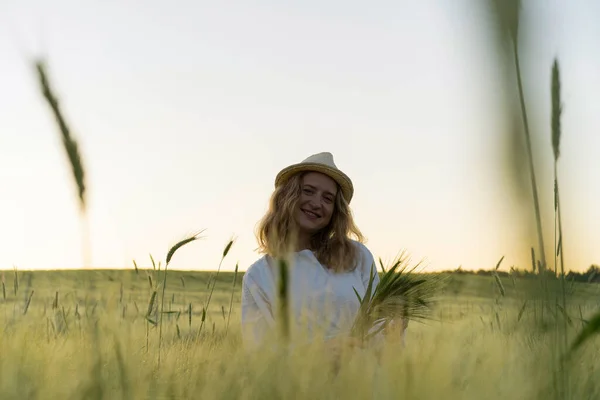 Jonge Mooie Vrouw Met Blond Lang Haar Een Witte Jurk — Stockfoto