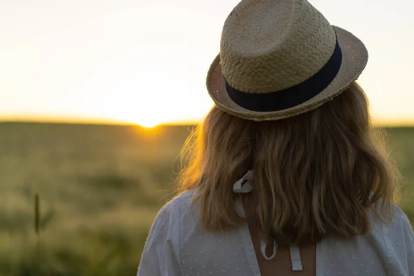 Joven Hermosa Mujer Con Pelo Largo Rubio Vestido Blanco Sombrero — Foto de Stock