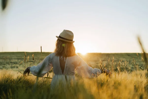 Joven Hermosa Mujer Con Pelo Largo Rubio Vestido Blanco Sombrero — Foto de Stock