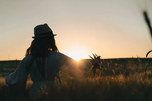 Joven Hermosa Mujer Con Pelo Largo Rubio Vestido Blanco Sombrero — Foto de Stock