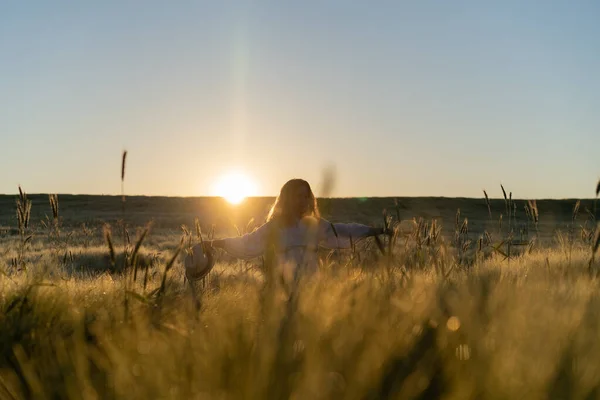 Sabahın Erken Saatlerinde Buğday Tarlasında Beyaz Elbiseli Uzun Sarı Saçlı — Stok fotoğraf